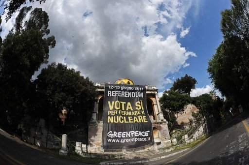 Les Italiens ont commence a voter dimanche par referendum sur le retour au nucleaire, la privatisation de l'eau et l'immunite penale de Silvio Berlusconi, un nouveau test pour le chef du gouvernement apres sa recente deroute aux elections municipales.