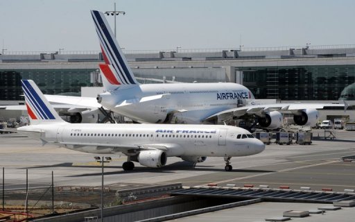 Le trafic d'Air France a Roissy et Orly pourrait etre perturbe lundi en raison d'un preavis de greve d'un syndicat de mecaniciens au sol lie a des revendications salariales, a-t-on appris aupres de la compagnie.