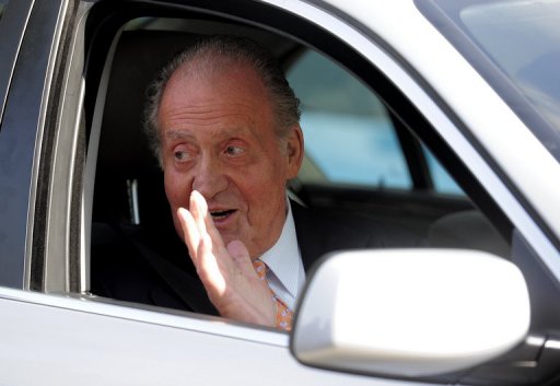 Le roi d'Espagne Juan Carlos est sorti dimanche d'une clinique de Barcelone (nord-est), ou il a suivi des seances de reeducation pendant une semaine apres une operation du genou droit, a annonce la maison royale espagnole.