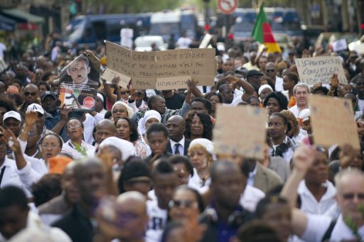 Une cinquantaine de militants pro-Gbagbo ont ete interpelles samedi soir devant le Stade de France, a Saint-Denis (Seine-Saint-Denis), et des echauffourees se sont produits dimanche entre d'autres militants et la police devant le commissariat de Bobigny.