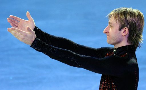La Federation internationale de patinage artistique (ISU) a leve dimanche la suspension de l'ancien champion olympique russe Evgeni Plushenko, ce qui ouvre la voie a sa participation aux jeux Olympiques 2012 a Sotchi (Russie).