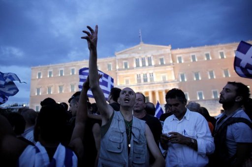 Des milliers de Grecs ont manifeste pour le troisieme dimanche consecutif devant la Parlement a Athenes pour protester contre le nouveau plan d'austerite prepare par le gouvernement et pour soutenir un appel a la greve generale lance pour mercredi prochain.