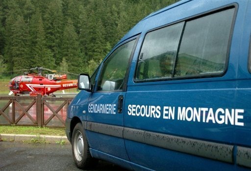 Un jeune homme de 25 ans qui avait ete porte disparu dimanche dans le massif de Belledonne a ete retrouve noye dans le lac de Merlat (Isere) au bord duquel il avait passe samedi une soiree alcoolisee avec des amis, ont annonce les CRS de montagne de Grenoble.
