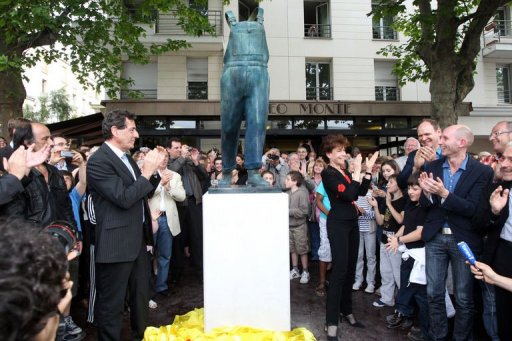 La ville de Montrouge (Hauts-de-Seine) devait rendre hommage a Coluche, disparu il y a 25 ans, en inaugurant mardi soir une statue en forme de salopette, en presence de sa veuve et de leurs fils Romain et Marius