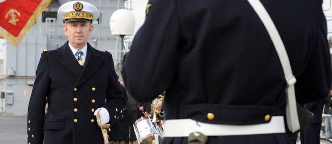 Pierre-Francois Forissier (D), chef d'etat-major de la marine nationale, passe les troupes en revue, le 28 fevrier 2011 a Brest.
