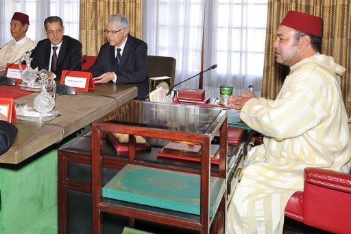 Pour l'historien Pierre Vermeren, auteur du "Maroc de Mohammed VI : La transition inachevee", le projet comporte certes certaines avancees, mais "le roi ecrase toujours la scene politique de sa puissance".