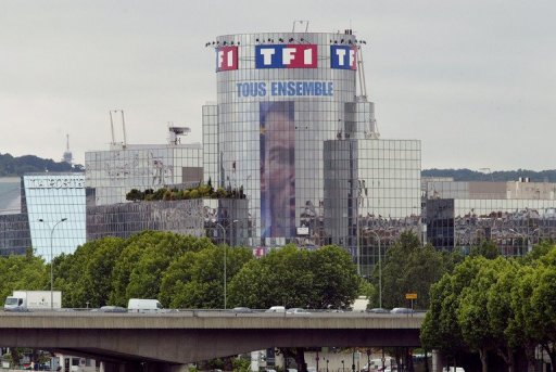 Un faux temoignage, impliquant une attachee de presse du Conseil general des Alpes-Maritimes et contenu dans un reportage realise par des journalistes de Nice Matin, a ete diffuse jeudi au cours du JT de 13H de TF1, qui s'est dite "en colere" apres l'avoir decouvert ce vendredi. des ouvriers retirent le portrait geant du meneur de jeu des bleus, Zinedine Zidane, le 13 juin 2002 a Boulogne-Billancourt, sur la facade du siege de TF1 suite a l'elimination de l'equipe de France du Mondial de football 2002.