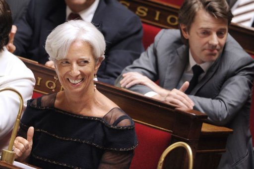Les deputes UMP ont reserve mercredi apres-midi a l'Assemblee nationale une standing ovation a Christine Lagarde, nommee a la tete du FMI, pour sa derniere participation a la seance des questions au gouvernement en tant que ministre de l'Economie.