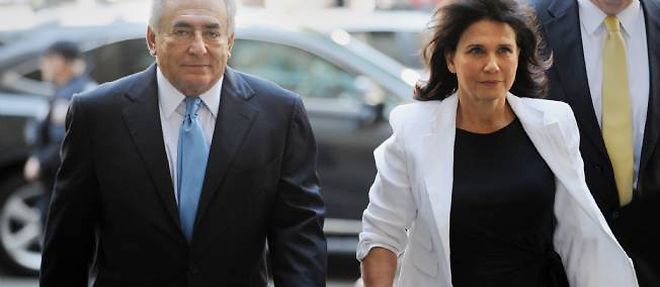 Dominique Strauss-Kahn et Anne Sinclair arrivant au tribunal de New York, vendredi.