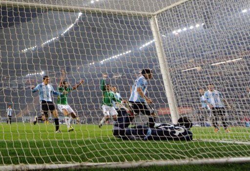 Les matches d'ouverture reservent souvent des surprises, la Copa America 2011 n'y a pas echappe: la Bolivie a neutralise vendredi a La Plata l'Argentine (1-1), grand favori du tournoi qu'elle organise, un petit coup de tonnerre dans un froid polaire.