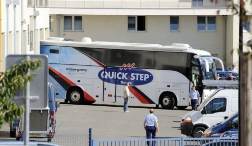 A la veille du depart, une operation antidopage a ete menee par les gendarmes qui ont fouille le bus de l'equipe Quick Step, celle du Belge Tom Boonen et du champion de France Sylvain Chavanel.