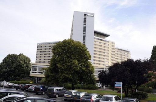Une patiente de 78 ans, hospitalisee en reanimation au CHU de Bordeaux depuis le 24 juin pour un syndrome hemolytique et uremique (SHU) du a la bacterie E.coli, est decedee dans la nuit de vendredi a samedi, a indique l'Agence regionale de sante (ARS).