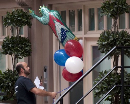 Un inconnu a fait livrer vendredi des ballons gonflables, dont l'un representait une statue de la liberte, au domicile provisoire de Dominique Strauss-Kahn a New York pour feter sa "liberte" apres la liberation sur parole de l'ancien chef du FMI, a constate l'AFP.