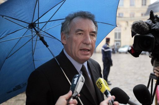 Le president du Mouvement democrate Francois Bayrou a indique samedi a Angers qu'il donnerait une consigne de vote au second tour de la presidentielle de 2012 s'il n'etait pas lui-meme qualifie.