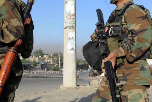 Treize personnes, dont onze de la meme famille, ont ete tuees samedi par l'explosion d'une bombe artisanale au passage de leur minibus sur une route du sud de l'Afghanistan, a annonce le ministere afghan de l'Interieur.