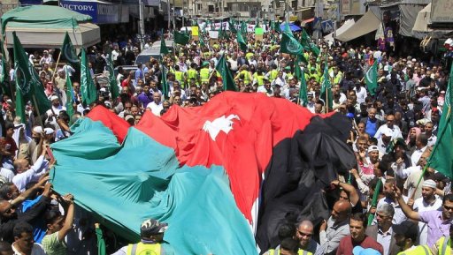 Le Premier ministre jordanien Maarouf Bakhit, conteste au cours de plusieurs manifestations cette semaine, a remanie samedi son gouvernement alors qu'un mouvement de protestation reclame depuis janvier des reformes politiques et economiques dans le royaume.