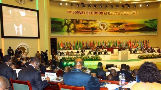 L'Union africaine s'est declaree satisfaite apres avoir adopte un texte qui doit servir de base aux negociations entre les parties libyennes mais des diplomates et observateurs estiment qu'il s'agit la d'un accord fragile qui ne sera pas forcement applique.