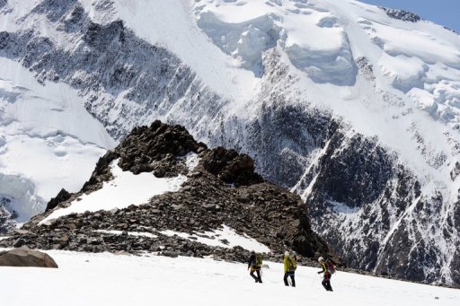 Deux alpinistes suisses de 55 ans sont decedes samedi matin dans le massif du Mont-Blanc a 3.400 metres d'altitude, a-t-on appris aupres du Peloton de gendarmerie de haute montagne (PGHM) de Chamonix.