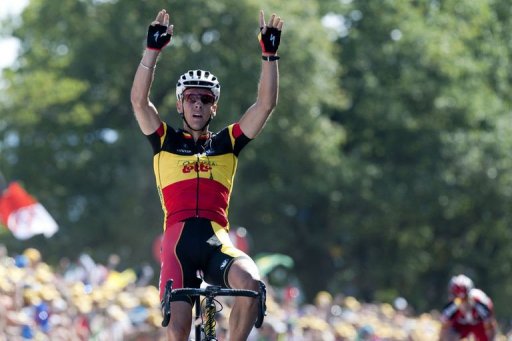 Le Belge Philippe Gilbert (Omega Pharma) a remporte la premiere etape du Tour de France, samedi au Mont des Alouettes, et a endosse le maillot jaune de leader.