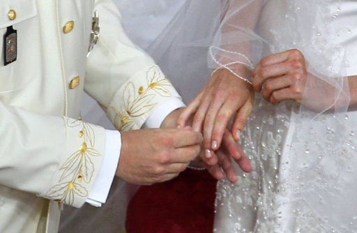 Le prince Albert de Monaco a failli se tromper de main, en commencant a glisser l'alliance a la main droite de son epouse Charlene, avant de se raviser en souriant, samedi lors de la ceremonie religieux.