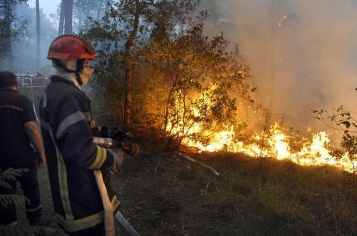 L'incendie pres de Lacanau (Gironde), toujours actif dimanche a 08H45, a ravage un peu plus de 250 hectares de vegetation mais a pu etre "cantonne" dans la nuit tandis que les moyens aeriens vont de nouveau entrer en action, a-t-on appris aupres des pompiers et des gendarmes.