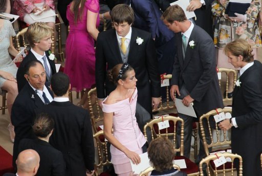 Charlene de Monaco, vetue d'une robe Armani a la forme simple et pres du corps, en soie blanc-casse avec des broderies, est arrivee au bras de son pere, precedee dans la Cour d'honneur du palais de Monaco par le prince Albert II.