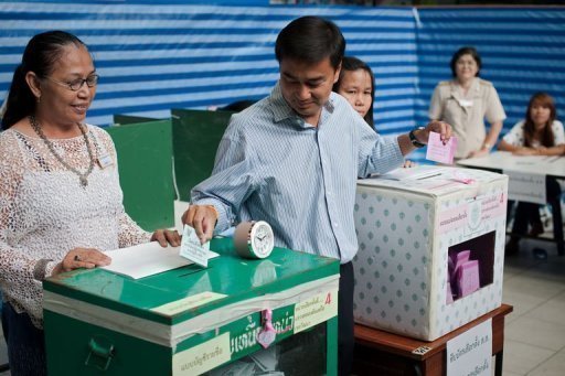 Le Premier ministre thailandais Abhisit Vejjajiva a admis dimanche soir sa defaite aux elections legislatives, invitant le parti Puea Thai de l'opposition a former un gouvernement, avant meme la publication des resultats definitifs.