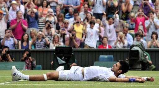 Le Serbe Novak Djokovic a remporte son premier Wimbledon en battant l'Espagnol Rafael Nadal, tenant du titre, en quatre sets 6-4, 6-1, 1-6, 6-3, dimanche en finale.