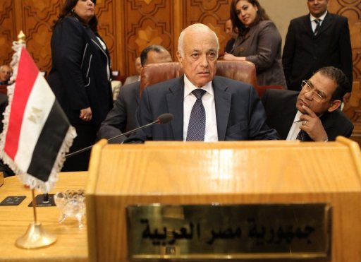 L'Egyptien Amr Moussa a officiellement cede sa place dimanche a son compatriote Nabil al-Arabi a la tete de la Ligue arabe qu'il a dirigee pendant dix ans, a rapporte l'agence officielle egyptienne Mena.