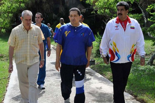 Le president du Venezuela, Hugo Chavez, a marche pendant dix minutes a La Havane ou il a ete opere en juin d'une tumeur cancereuse, selon des photos diffusees dimanche par la presse cubaine.