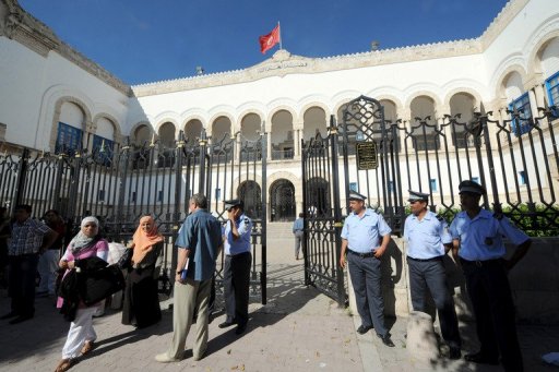 L'ex-president tunisien Zine El Abidine Ben Ali est juge par contumace lundi pour detention d'armes et de drogue, des accusations "irrationnelles" pour son avocat qui veut un report du proces pour mieux defendre son client.