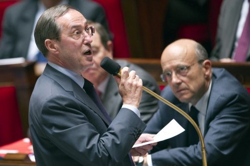 Le ministre de l'Interieur, Claude Gueant, a qualifie lundi d'"insinuations" et d'"accusations odieuses" les declarations de socialistes qui ont evoque de possibles "connexions" politiques dans l'affaire DSK, voire un "attentat politique" contre leur champion.