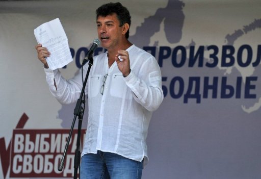 L'ancien vice-Premier ministre et opposant Boris Nemtsov a interdiction de quitter la Russie pendant six mois, une decision liee a un livre critique sur le bilan des annees de Vladimir Poutine au pouvoir qu'il a co-ecrit, ont rapporte jeudi des medias russes.