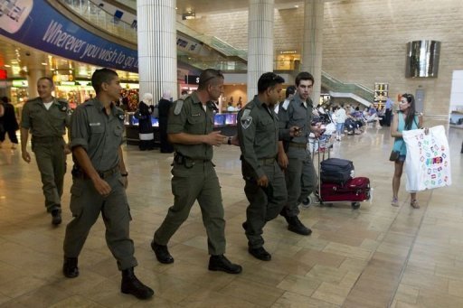 Ces policiers, dont des membres de l'unite d'elite chargee d'intervenir en cas d'attentat et des gardes-frontieres, ont ete envoyes en renfort des centaines d'agents de securite operant regulierement a l'aeroport.