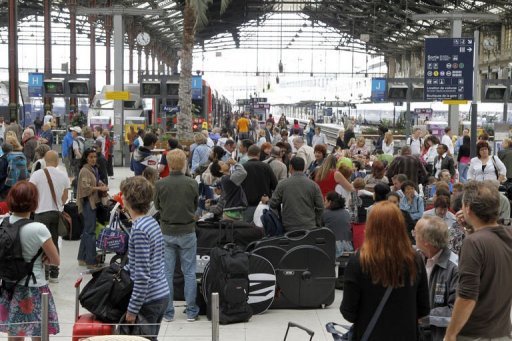 Ce week-end encore, la SNCF connait par ailleurs une affluence massive, notamment en gare de Lyon et gare Montparnasse, a Paris, qui desservent les cotes mediterraneenne et atlantique.