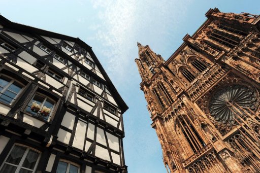 Un etudiant de 23 ans a passe la nuit au poste de police a Strasbourg apres avoir grimpe vendredi soir a mains nues, et sans aucun dispositif de securite, jusqu'au sommet de la cathedrale de la ville, a-t-on appris samedi de source policiere.