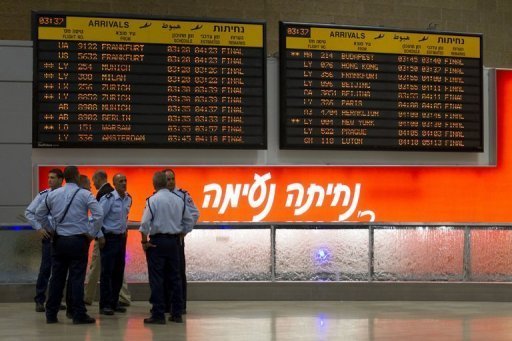 Un total de 124 militants de la cause palestinienne arrives d'Europe et interdits d'entree en Israel etaient detenus samedi dans l'attente de leur expulsion, ont indique les services de l'immigration israeliens.