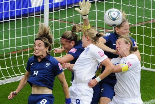 L'equipe de France feminine est a egalite 1-1 avec l'Angleterre a la fin du temps reglementaire en quart de finale du Mondial-2011 organise en Allemagne, samedi a Leverkusen, et les deux equipes vont disputer la prolongation.