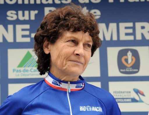 Jeannie Longo a obtenu samedi son 59e titre national de cyclisme en remportant la course aux points des Championnats de France sur piste, a Saint-Denis de l'Hotel (Loiret).