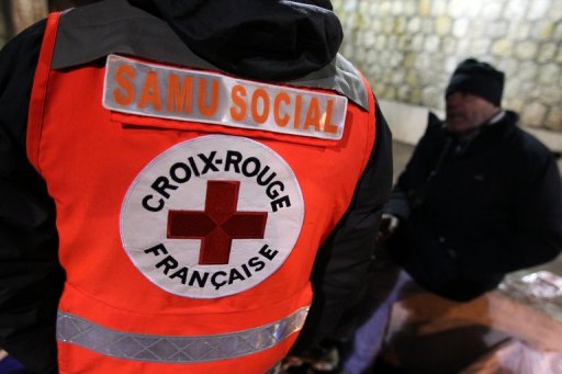 Les salaries du Samu social ont organise samedi a Paris une marche solidaire pour protester contre les restrictions budgetaires et le "desengagement" des pouvoirs publics face aux situations d'urgence sociale, a constate une journaliste de l'AFP.