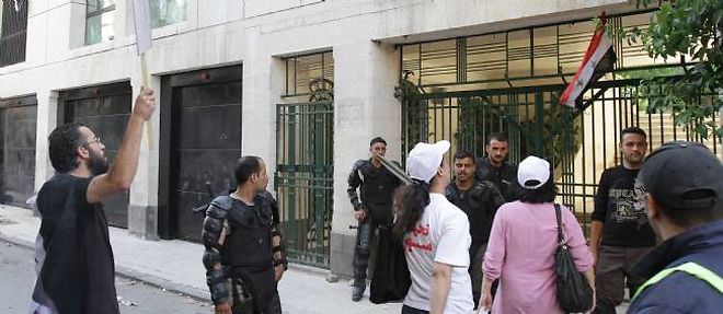 Des protestants etaient rassembles devant l'ambassade de France a Damas le 11 juillet, apres la visite a Hama, foyer de la contestation anti-regime, des ambassadeurs de France et des Etats-Unis.