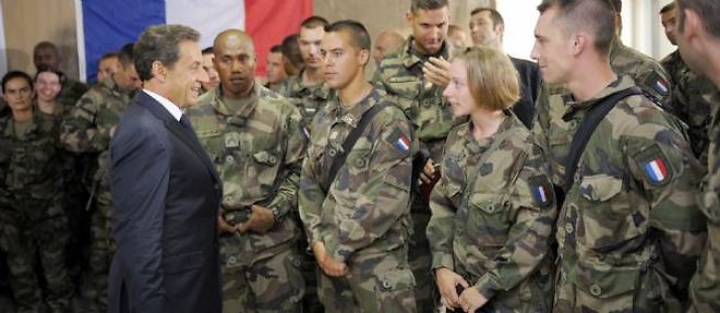 Nicolas Sarkozy avec les soldats francais, mardi a Kaboul.