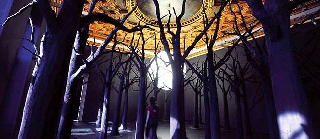"Gunpowder Forest Bubble" (2008) du plasticien francais Loris Greaud, a decouvrir au palazzo Grassi, est une foret a la beaute inquietante, dont les arbres sont couverts de poudre a canon.