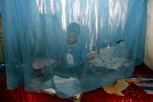 La mauvaise odeur des chaussettes sales viendra peut-etre a bout un jour du paludisme, une maladie transmise par des moustiques qui tue chaque annee quelque 800.000 personnes dans le monde, espere une equipe de chercheurs basee en Afrique.