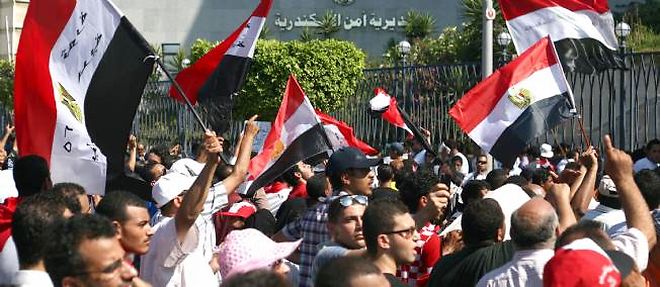 Les Egyptiens ont manifeste le 15 juillet place Tahrir pour reclamer un remaniement ministeriel qui devrait avoir lieu lundi.