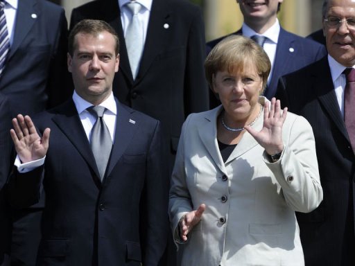 Merkel re&ccedil;oit Medvedev: l'&eacute;nergie et la modernisation au coeur des discussions