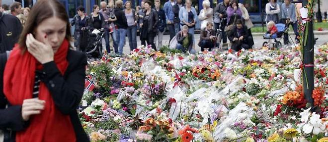 La Norvege a rendu hommage, lundi, a ses victimes, apres les deux attaques qui ont frappe le pays vendredi.