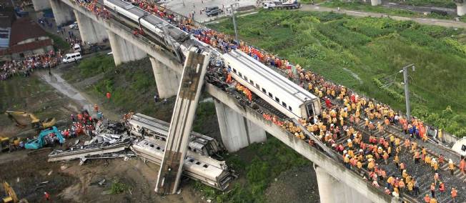 Accident ferroviaire en Chine : l'&Eacute;tat ordonne le contr&ocirc;le de l'information