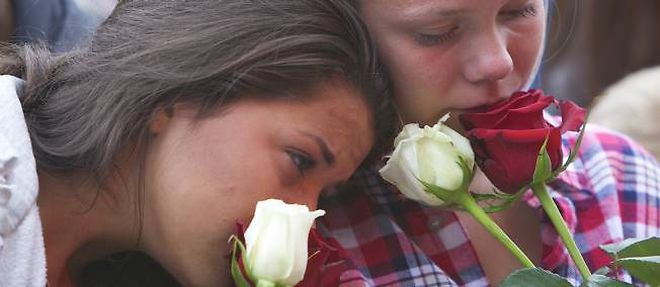 Les Norvegiens temoignent leur soutien aux victimes mais n'expriment pas de haine envers l'auteur des attentats.