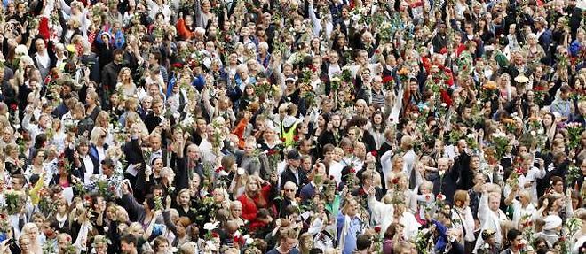 Une "marche des roses" en hommage aux victimes d'Anders Breivik a reuni des dizaines de milliers de personnes a Oslo.